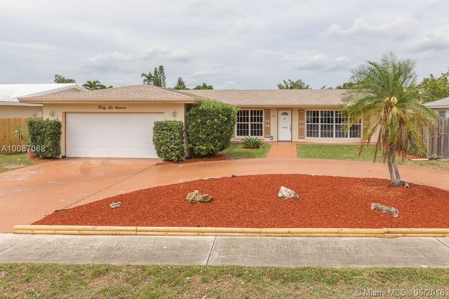 CHOICE HOME IN CHOICE LOCATION! This home is a buyer's favorite model in Hollywood Hills and is located in one of buyer's favorite locations in the neighborhood. Featuring 3 beds/3 remodeled baths, large living area, large family area, playroom, office/den, tile and wood floors, 2015 3D shingle roof and screened-in pool. SUPER LARGE MASTER BEDROOM w/ cherry wood floors, 2 walk-in closets with built-in cabinets. Fantastic LARGE MASTER BATH with jacuzzi, dual sinks and recessed lighting. MOVE FAST ON THIS!