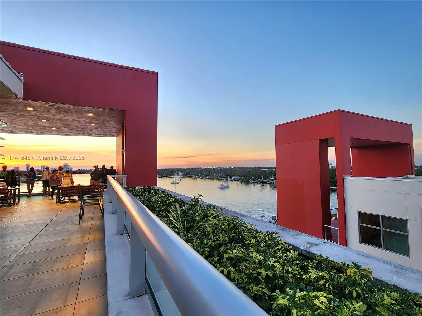 COSTA HOLLYWOOD CONDO - Residential