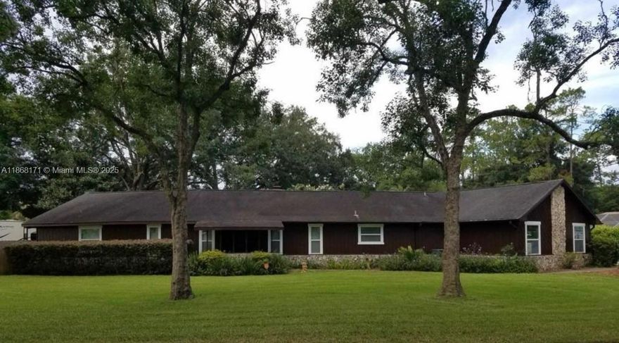 HOME IS MUCH LARGER THAN MANY IN THE NEIGHBORHOOD. RECENT COMPLETE RENOVATION.
NEW PAINT, NEW KITCHEN, NEW FLOORING.
POOL POOL POOL
FIREPLACE
LARGE LIVING / FAMILY ROOM
OPEN FLOOR PLANT
