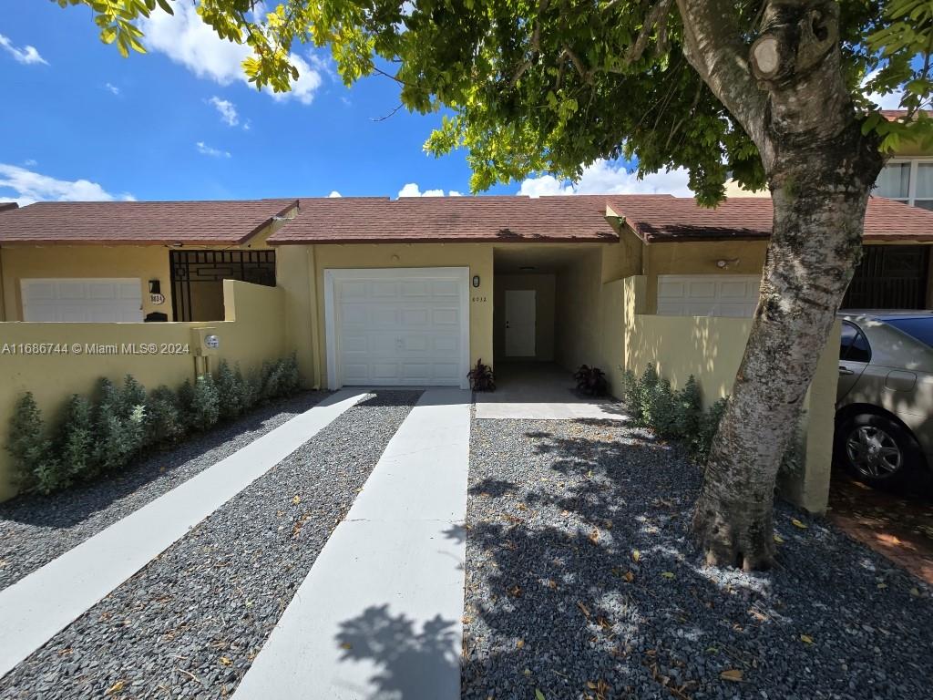Immaculate two story townhome featuring three bedrooms and three bathrooms on a beautiful canal in
a tree lined quiet neighborhood. Open floor plan with one bedroom and full bathroom on ground floor.
Two en suite bedrooms with their own bathrooms on the second floor. Porcelain floors throughout first,
waterproof on the second and stairs. Brand new insulated roof. Community offers two pools and tennis
courts and lots of lakefront green space. Centrally located in East Kendall off Kendall Drive across from
Snapper Creek Park Between the Florida Turnpike and the 874.