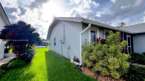 Single Family Residence in Tamarac FL 7112 107th Ave Ave 37.jpg