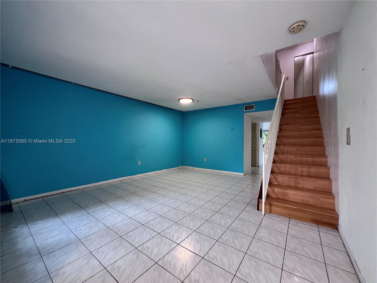 Investment opportunity! Handyman’s project. This property is located in a desirable area and offers great potential for its future owner.
