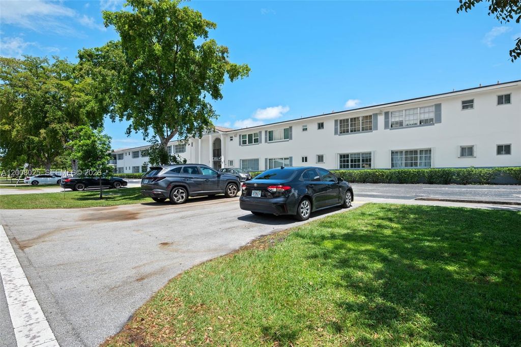 Photo of 1431 S 14th Ave #212, Hollywood, FL 33020 (MLS # A12008025)