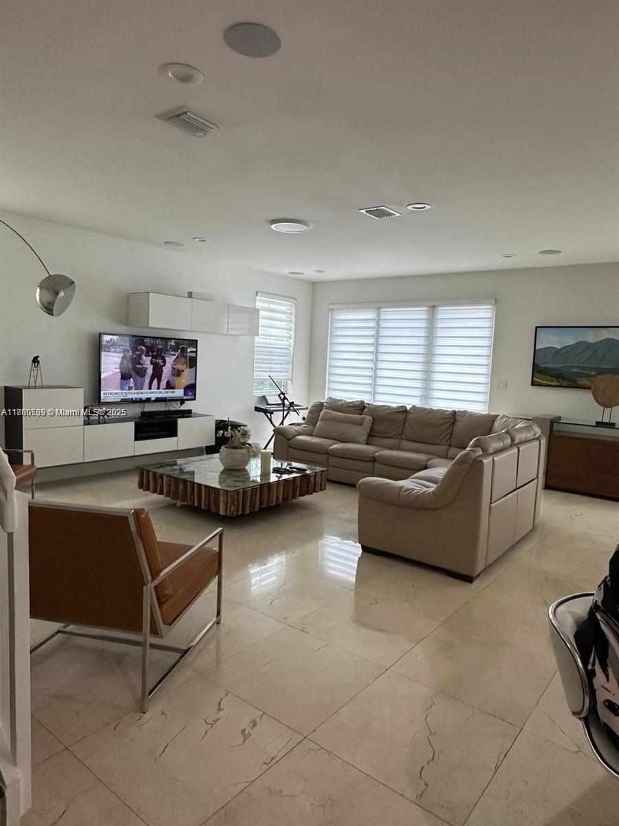Rental Property at 10423 Nw 70th Ln, Doral, Miami-Dade County, Florida - Bedrooms: 5 
Bathrooms: 4  - $6,750 MO.