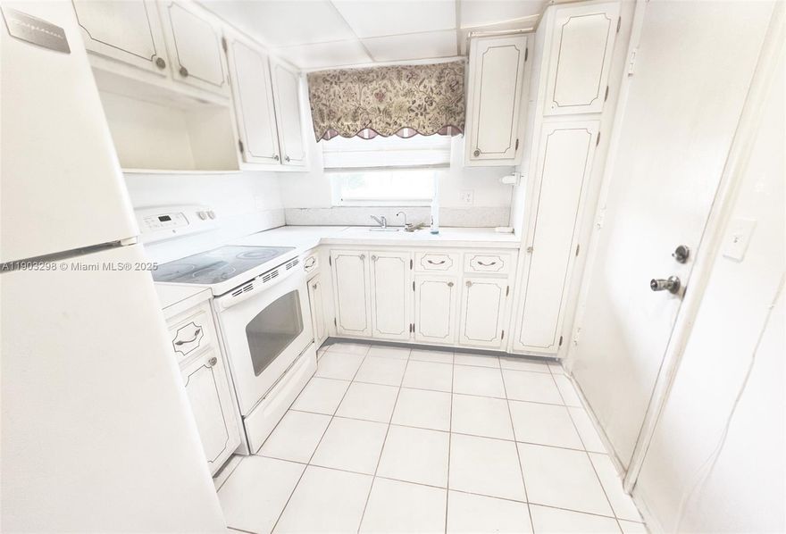 Beautiful 2 bedroom 2 baths condo located at Lauderhill GREAT PROPERTY TO LEASE!! EASY TO SHOW! requirements: proof of income, copy ids First and security deposit.