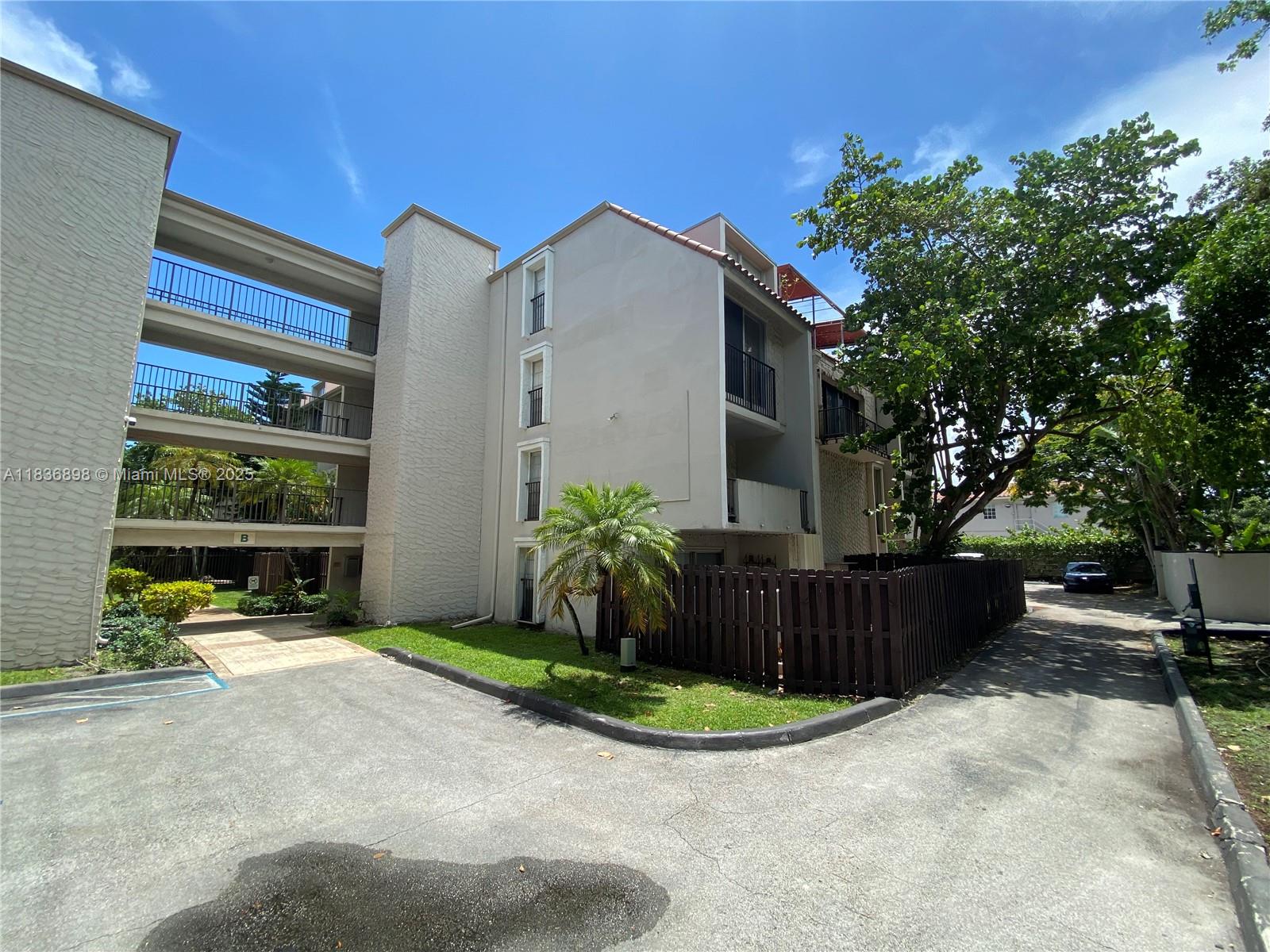 DADELAND GROVE CONDO - Residential