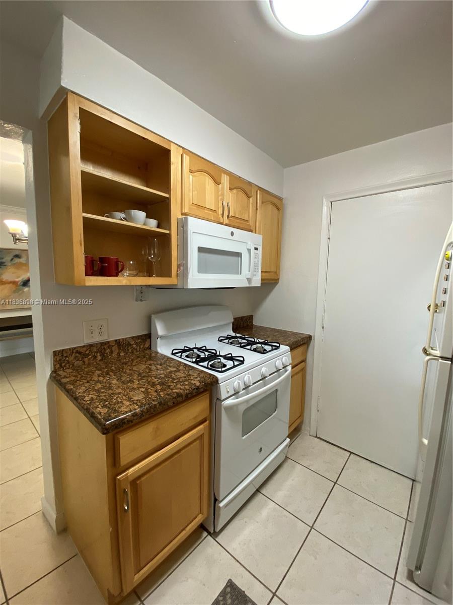 DADELAND GROVE CONDO - Residential