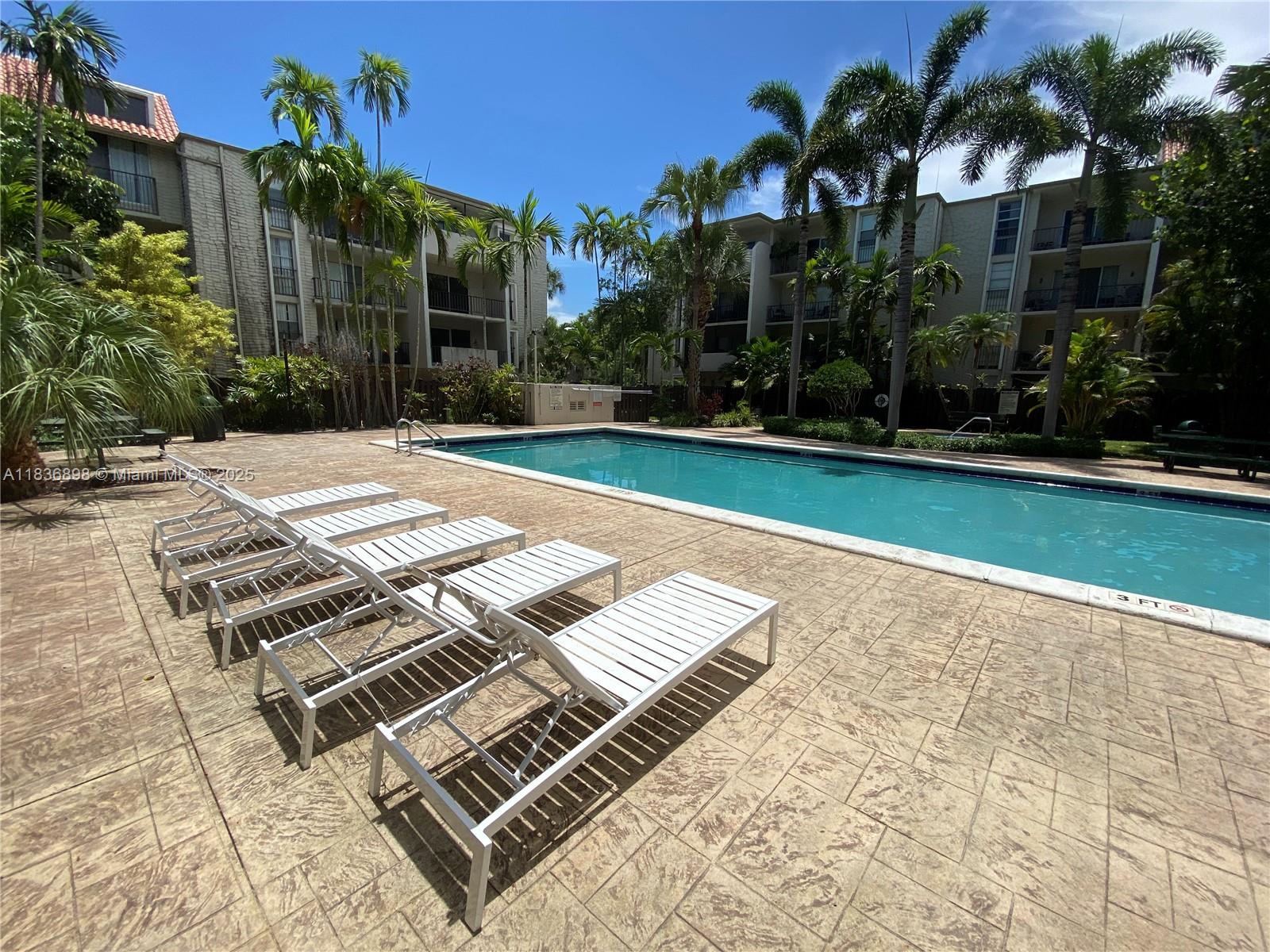 DADELAND GROVE CONDO - Residential