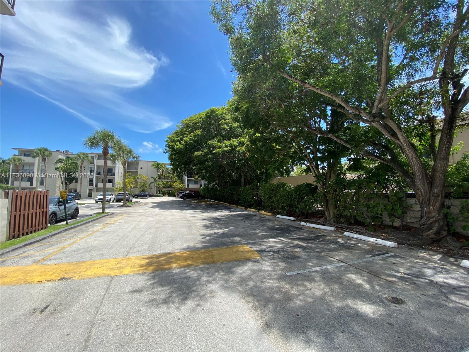 DADELAND GROVE CONDO - Residential