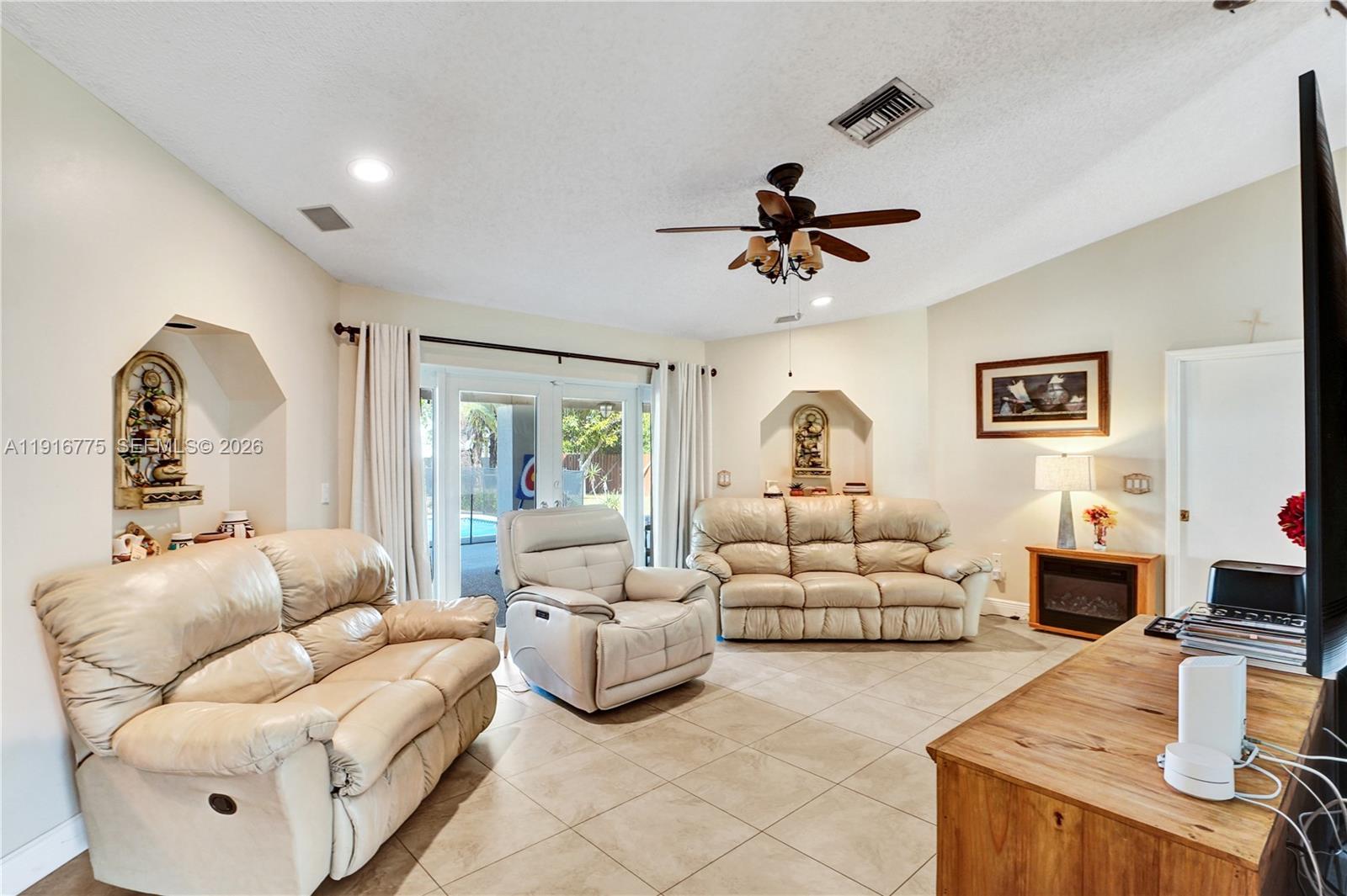 KINGS GROVE - Residential