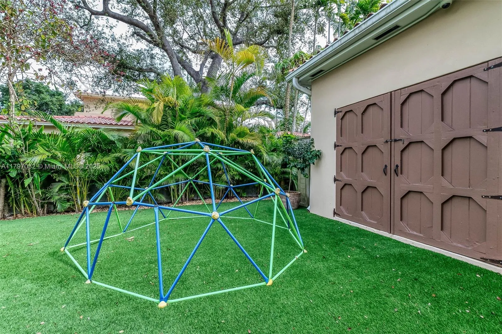 Coral Gables, Florida 33134, United States, 5 Bedrooms Bedrooms, ,4 BathroomsBathrooms,Residential,Pending,123884