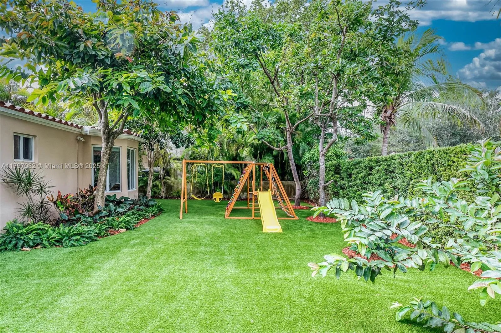 Coral Gables, Florida 33134, United States, 5 Bedrooms Bedrooms, ,4 BathroomsBathrooms,Residential,Pending,123884