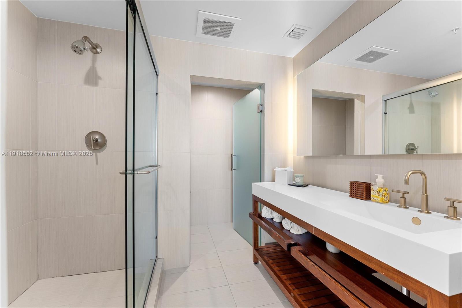 FORT LAUDERDALE RESIDENCE - Residential Lease