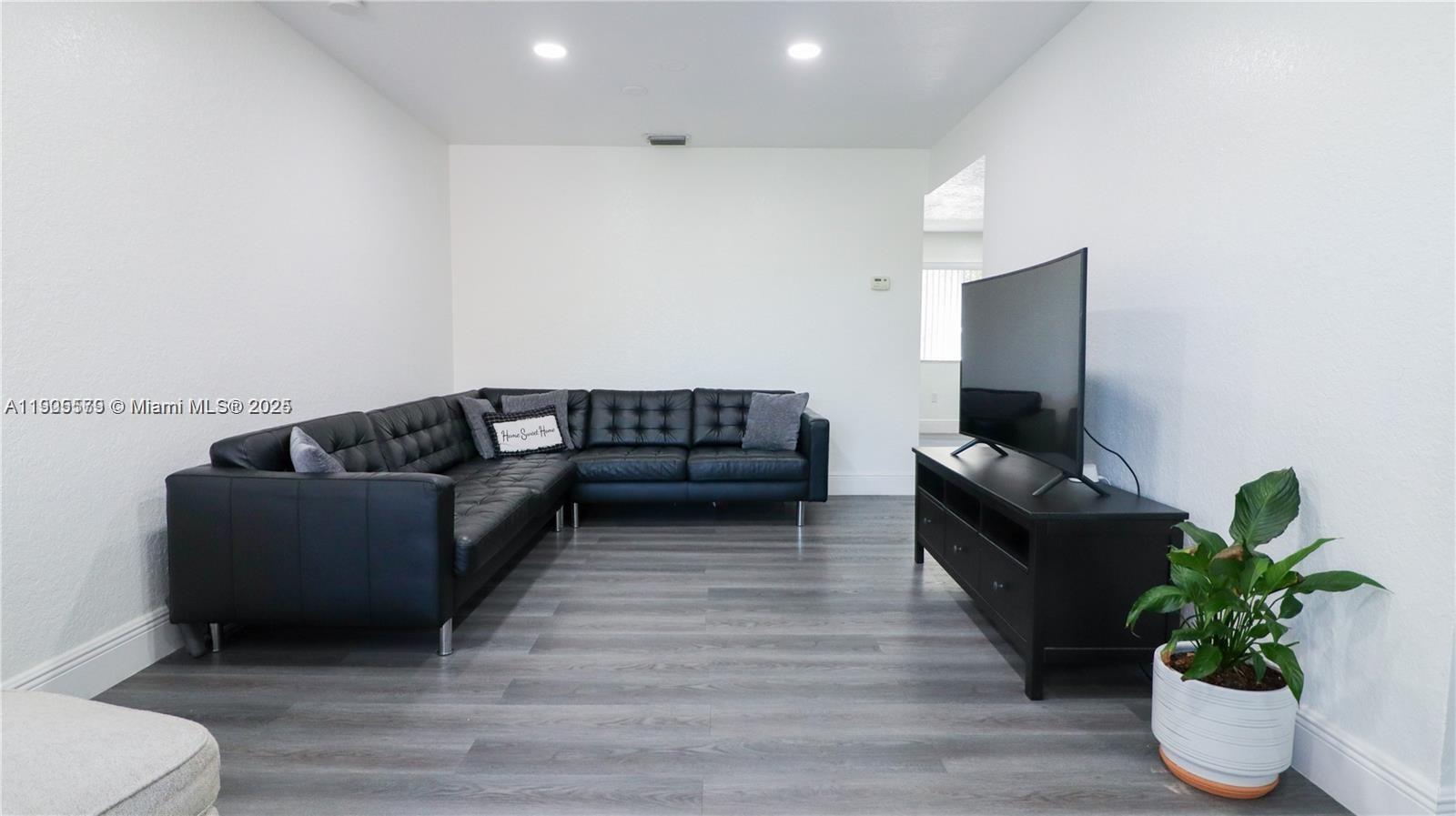 VISTA ALEGRE TOWNHOMES VI - Residential Lease