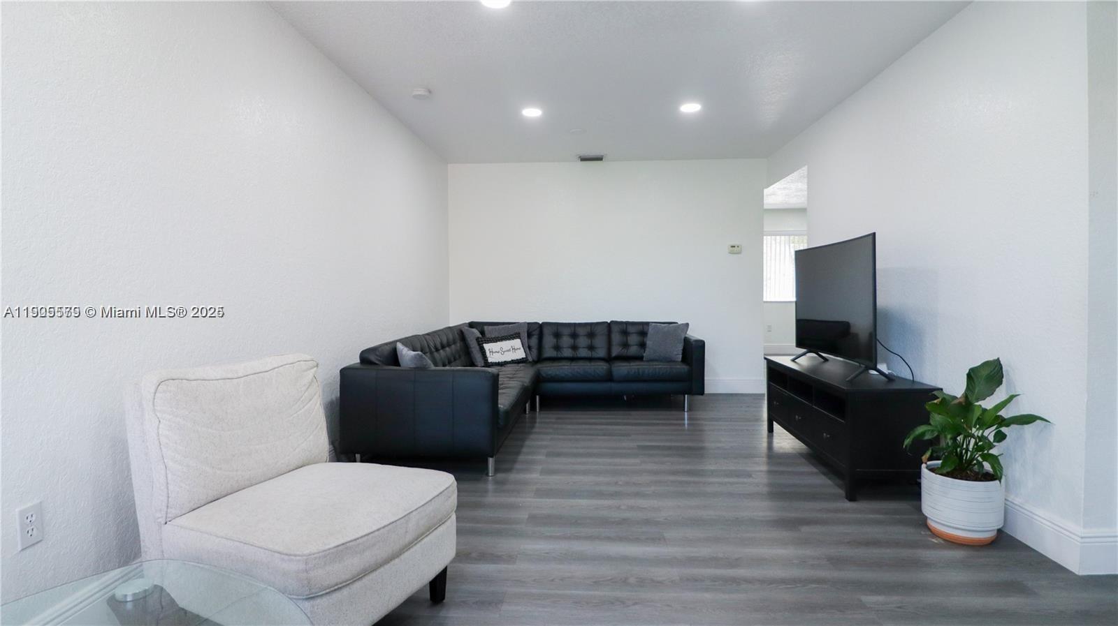 VISTA ALEGRE TOWNHOMES VI - Residential Lease