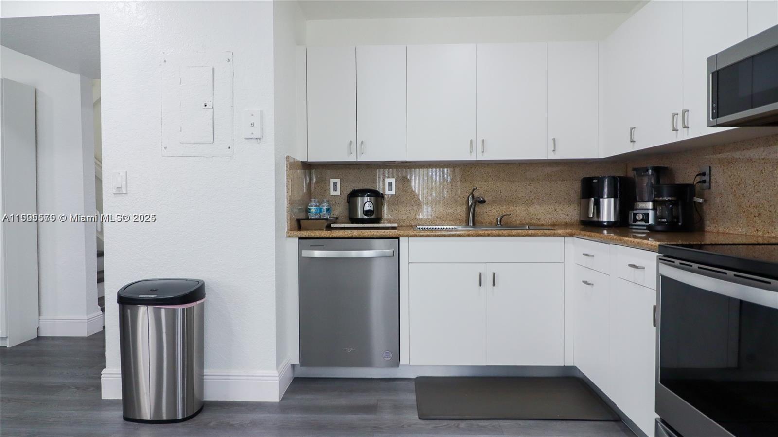 VISTA ALEGRE TOWNHOMES VI - Residential Lease