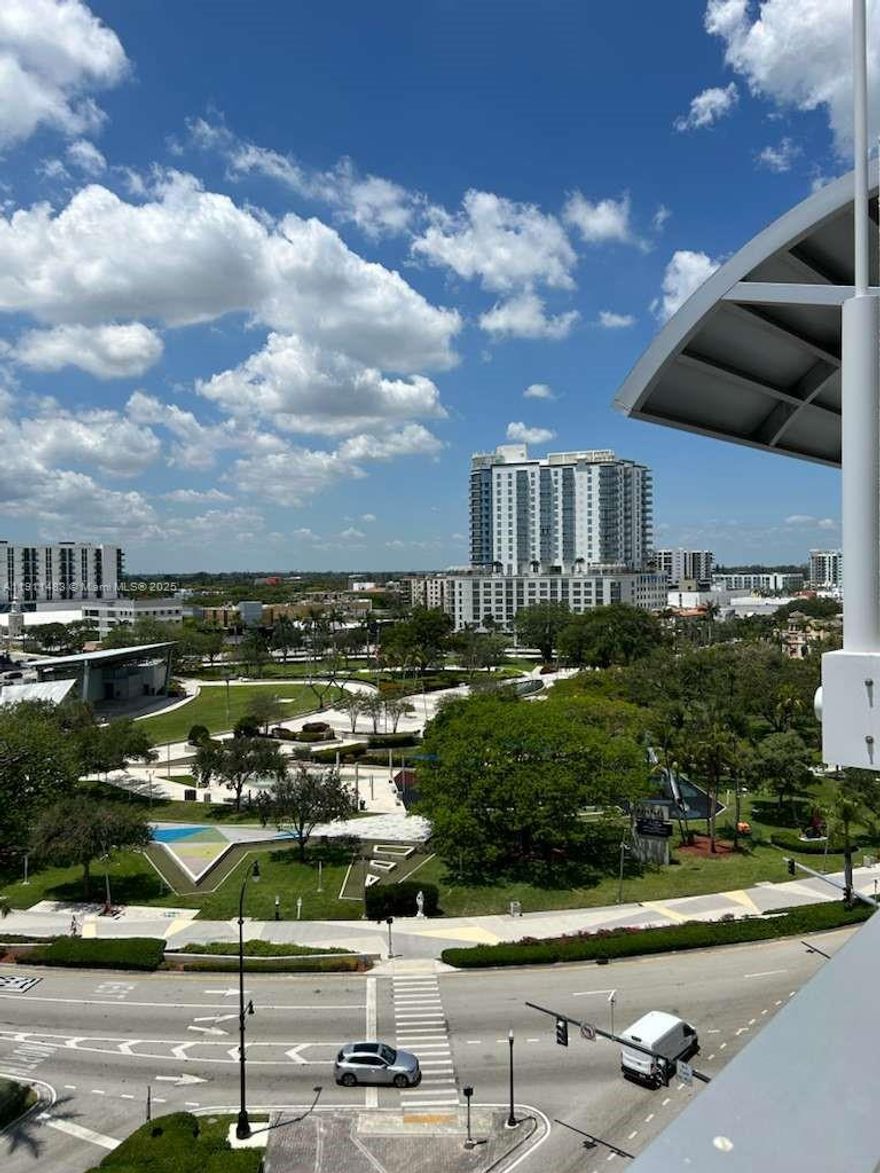 Beautiful apartment 5 minutes from the beach in the heart of Hollywood, with excellent amenities and a wonderful community. Seeing it makes you want to live there. Steps away from Publix, pharmacies, and other restaurants and shopping in the area.