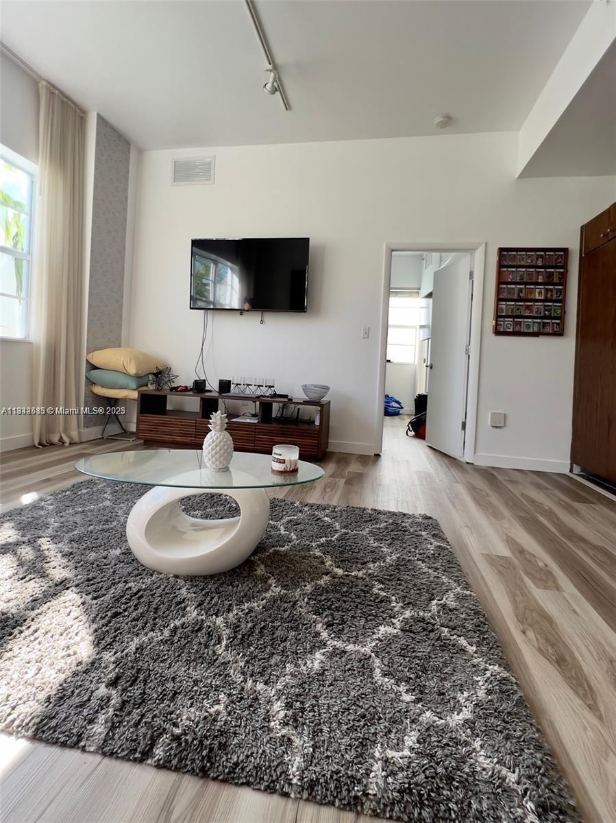 935 Euclid Ave 10