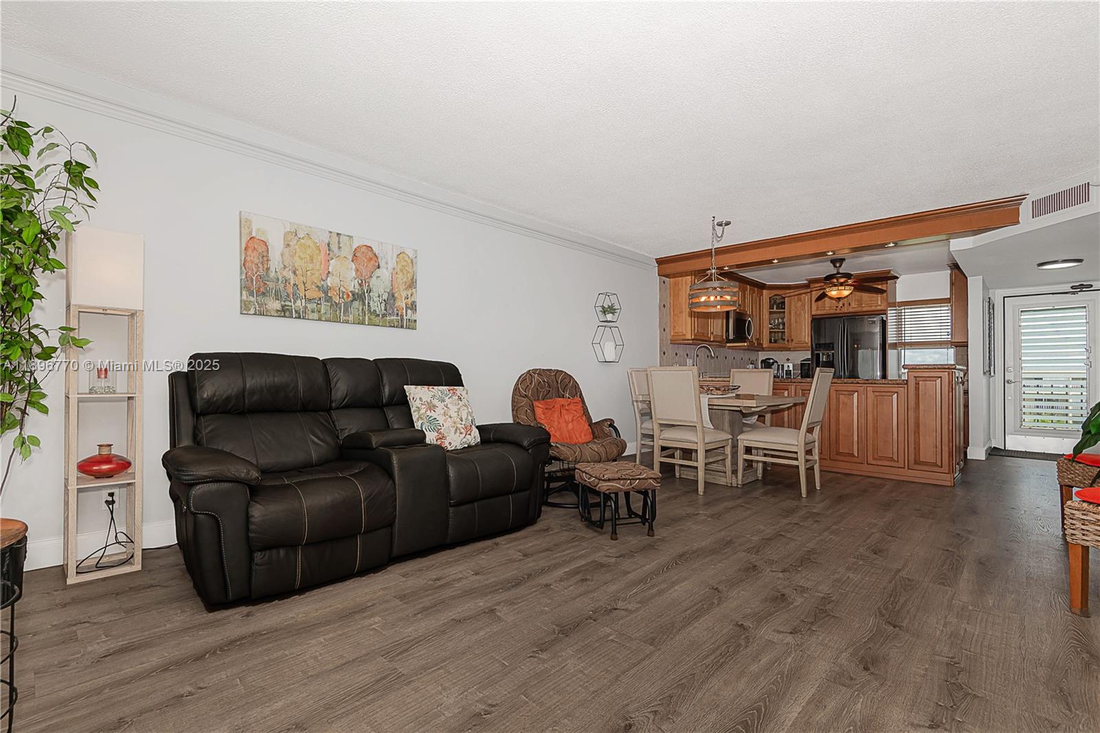 HILLCREST COUNTRY CLUB AP - Residential