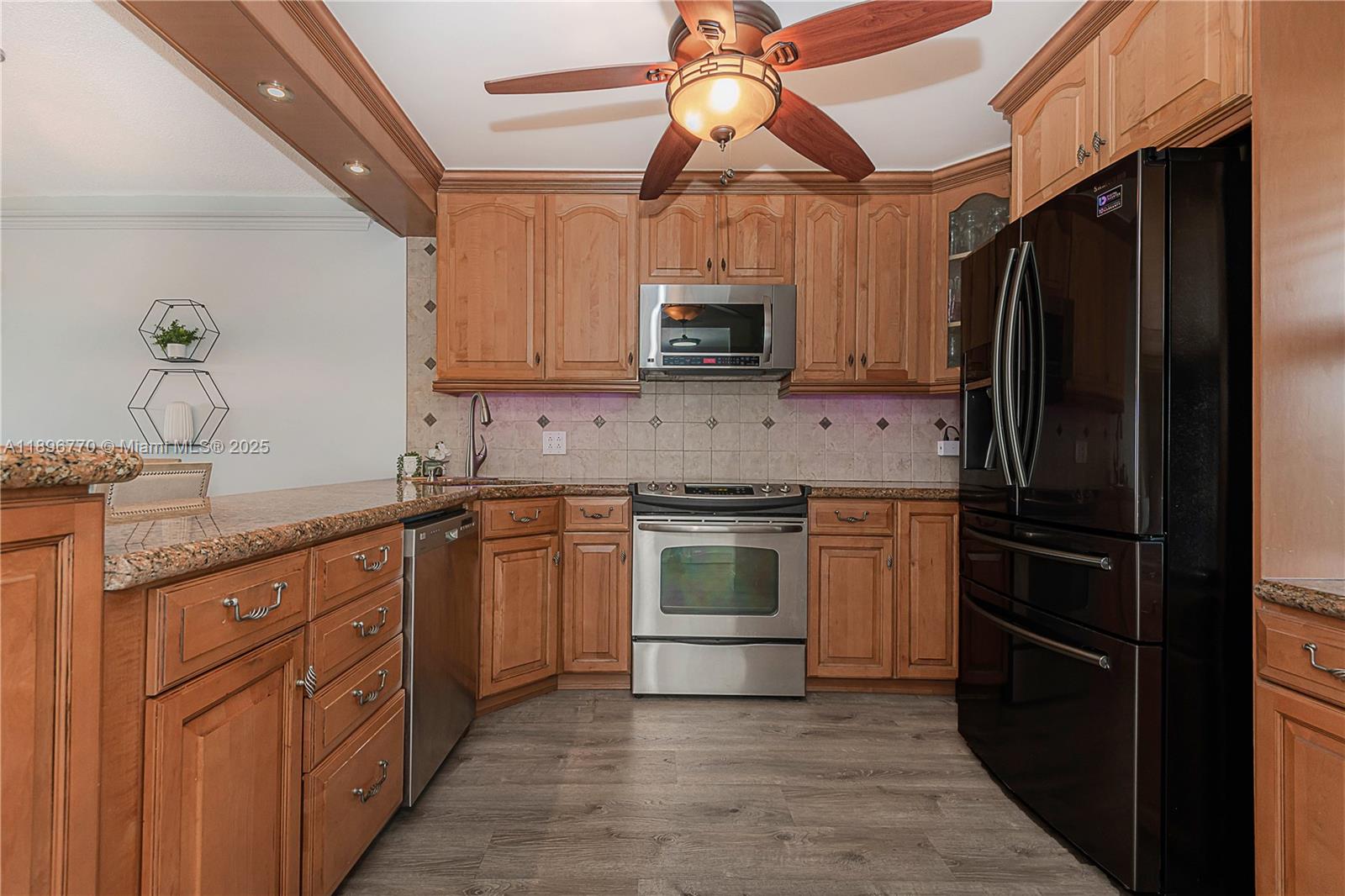 HILLCREST COUNTRY CLUB AP - Residential