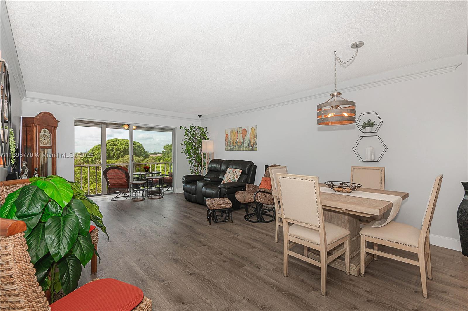 HILLCREST COUNTRY CLUB AP - Residential