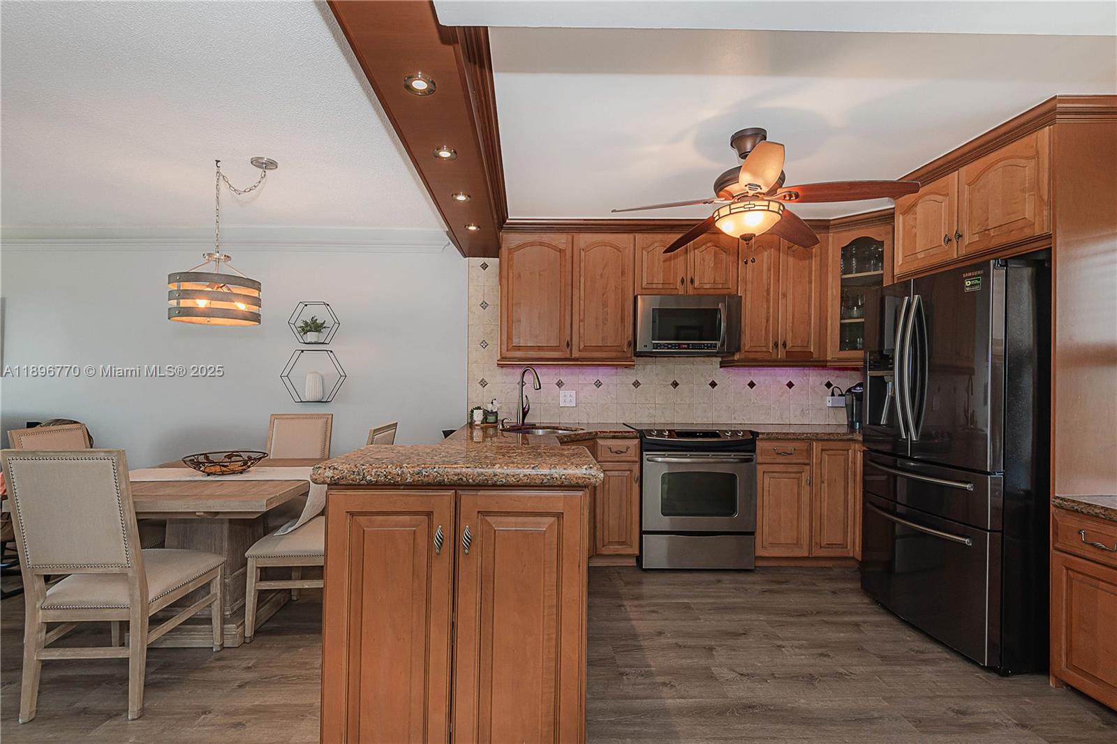 HILLCREST COUNTRY CLUB AP - Residential