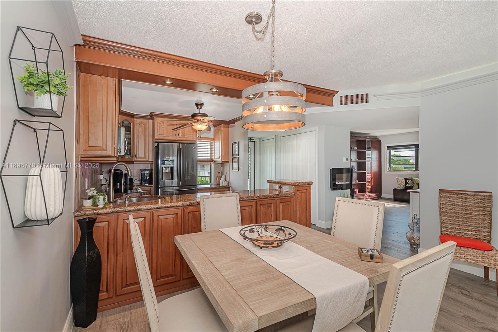 HILLCREST COUNTRY CLUB AP - Residential