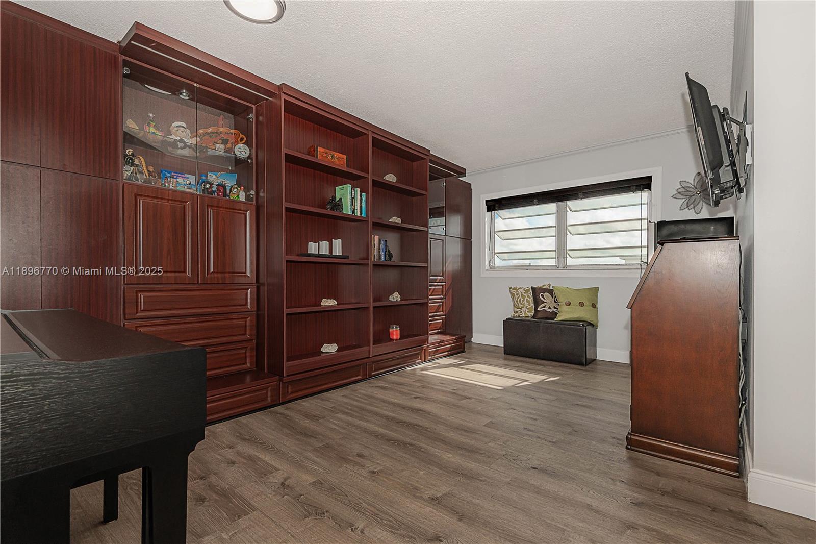 HILLCREST COUNTRY CLUB AP - Residential