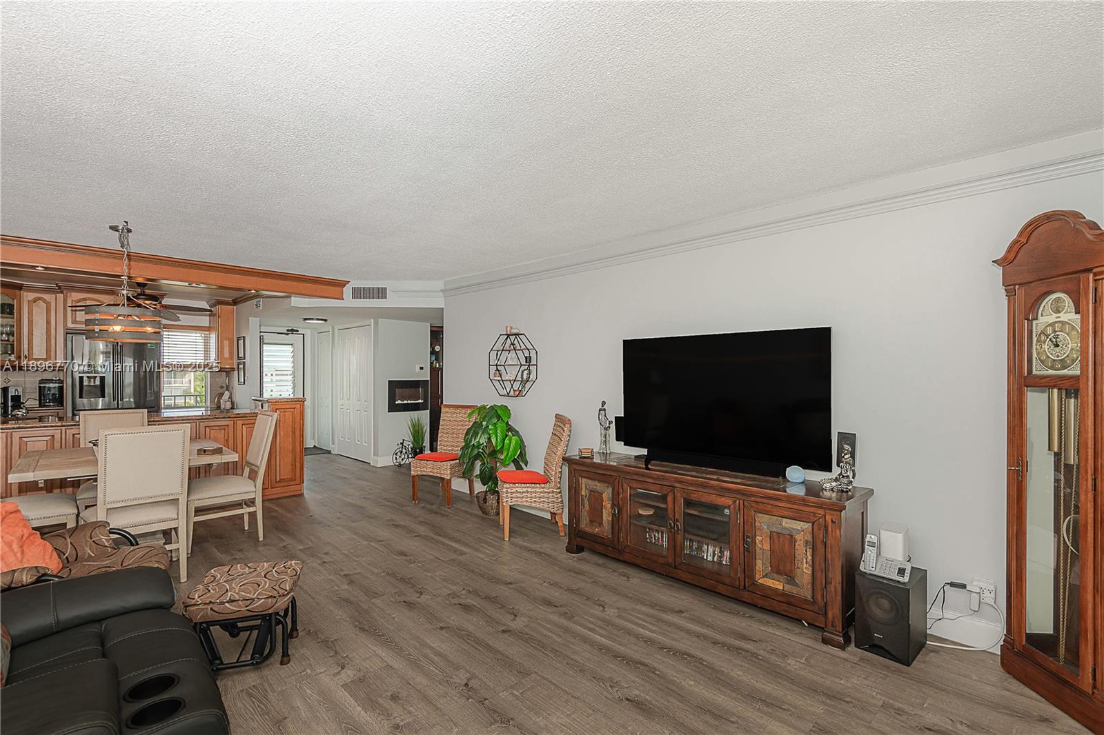 HILLCREST COUNTRY CLUB AP - Residential