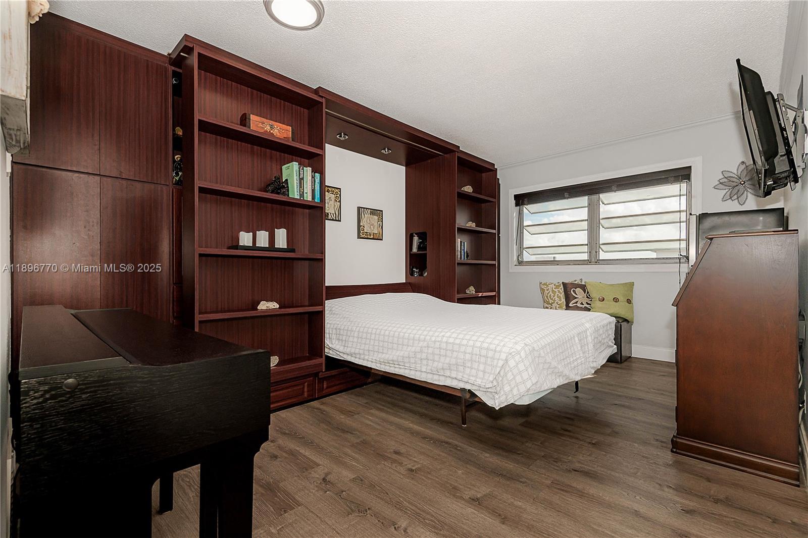 HILLCREST COUNTRY CLUB AP - Residential