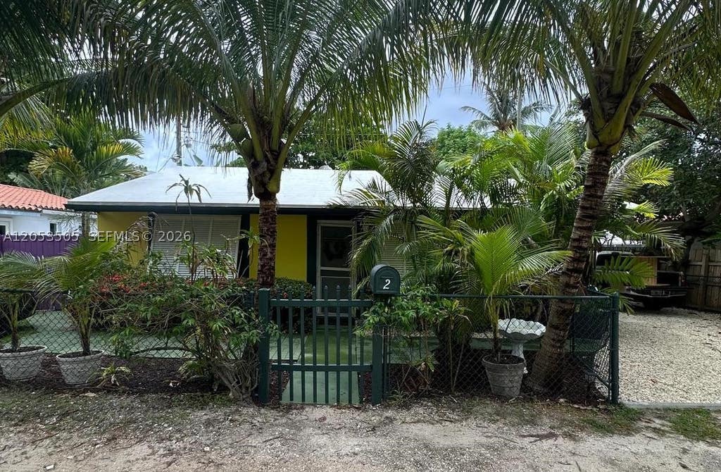 Photo of 2 Kenmore Ln, Boynton Beach, FL 33435 (MLS # A12053505)