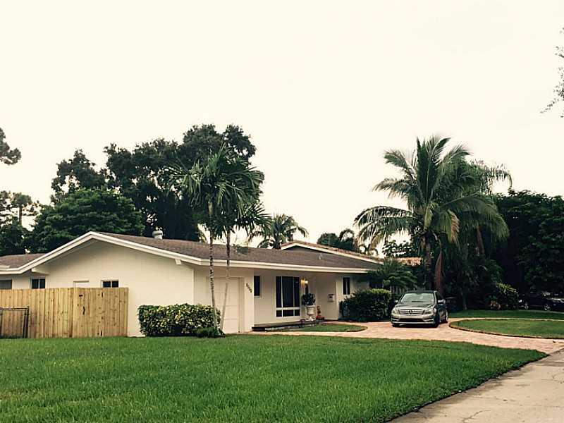 Drastically reduced! waiting for the right tenant! excellent location; near school, shops,, wholefoods, restaurants, highway and beach! this beautiful gem is located between Deerfield and Pompano. Central a/c, new wood floors, huge closet space plus stora ge. w/ dryer inside . Big playground for kids and/or your pet.