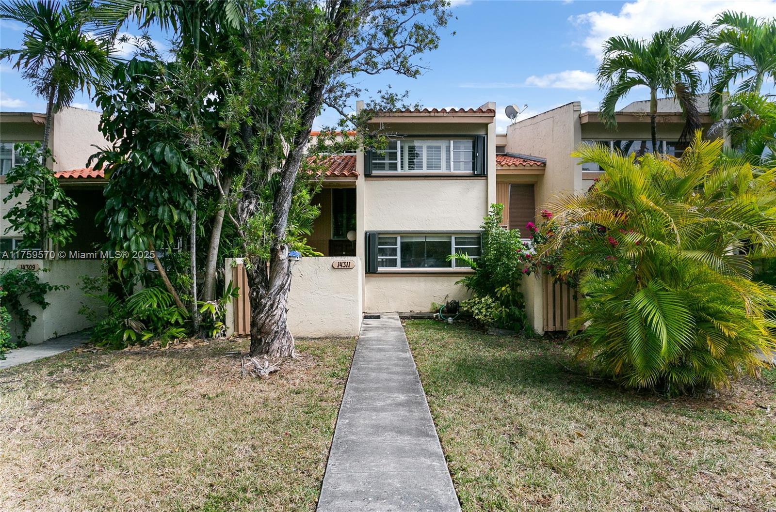 Property for Sale at 14311 Kendale Lakes Cir 14311, Miami, Broward County, Florida - Bedrooms: 2 
Bathrooms: 3  - $439,900