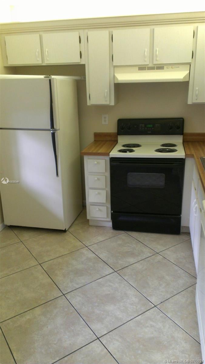 Beautiful 1st floor 2 bedroom 2 bath condo, tile throughout, screened in patio which overlooks the canal. In the heart of coral springs, close to all dining, shopping, Sawgrass expressway, and more. Cash or pre-approval if financing! Tenant occupied we are doing virtual showings only