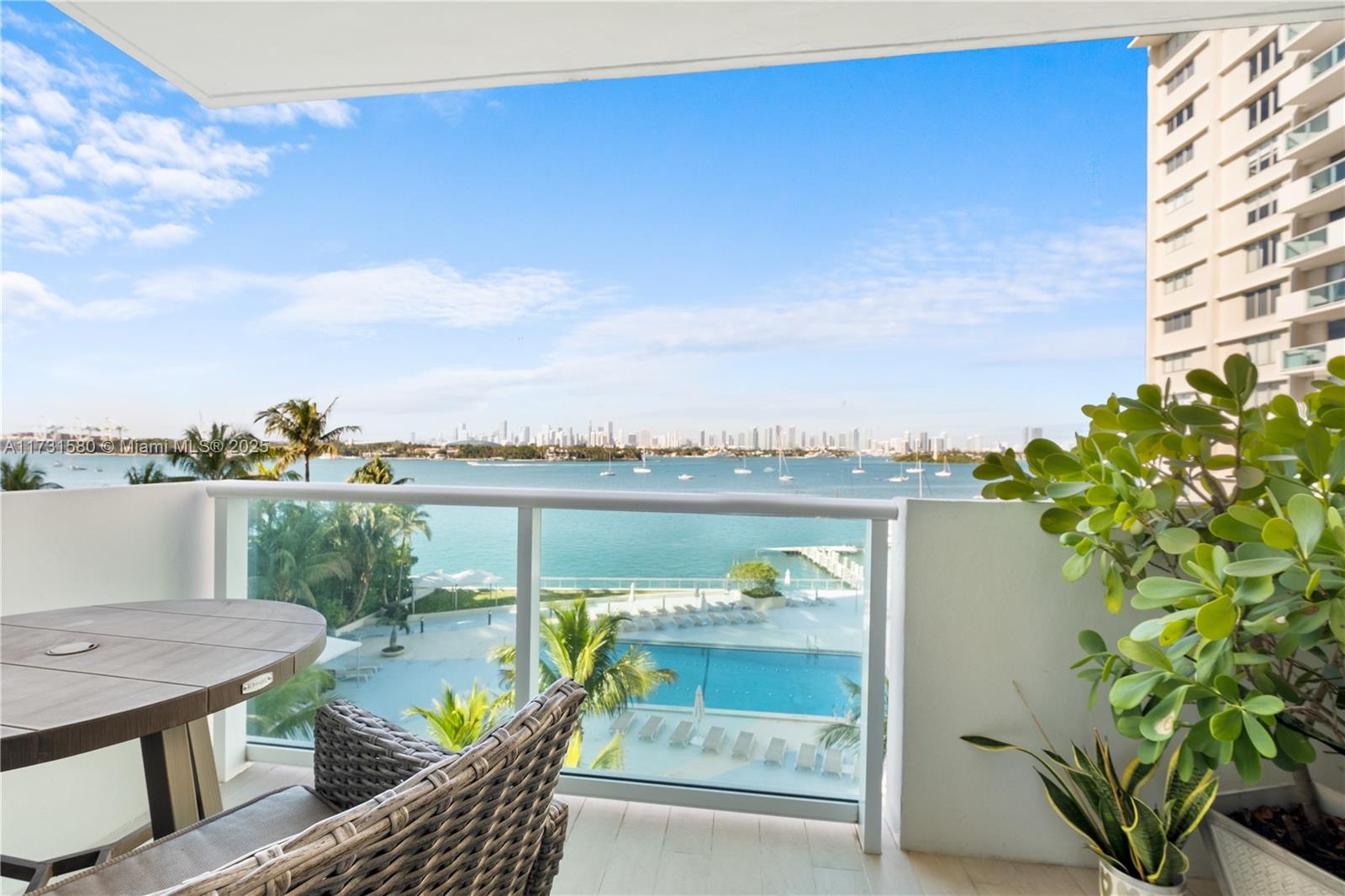 Modern 1 bed 1 bath with stunning, unobstructed views of the pool, bay and city. Bright and spacious with an open kitchen and walk in closet. Water, cable, and high speed fiber internet are included. Owner has additional storage available and has plans to install new washer/dryer. Building features, 24 hour concierge & valet services, Bayfront pool & spa, state of the art gym, grilling area, and
convenience store. Located in the most walkable area just minutes from the beach, Whole Foods, Trader Joes, Flamingo Park, Lincoln Road, SOFI and all the local shops and restaurants.