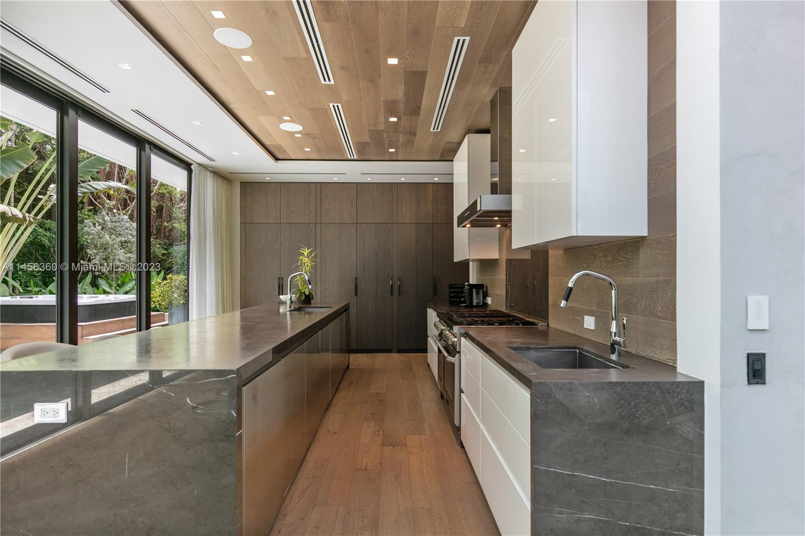 SUNSET ISLANDS-ISLAND NO 1 - Residential