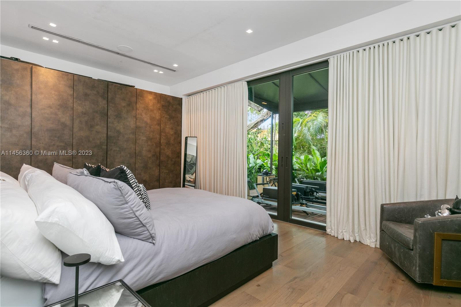 SUNSET ISLANDS-ISLAND NO 1 - Residential