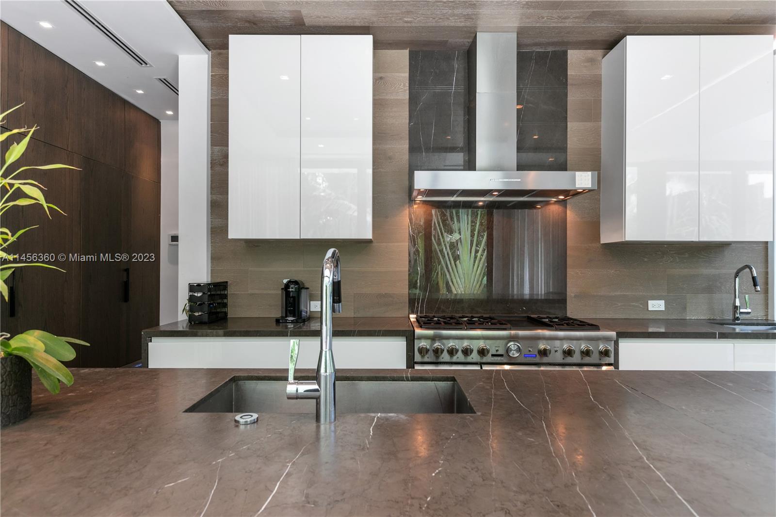 SUNSET ISLANDS-ISLAND NO 1 - Residential