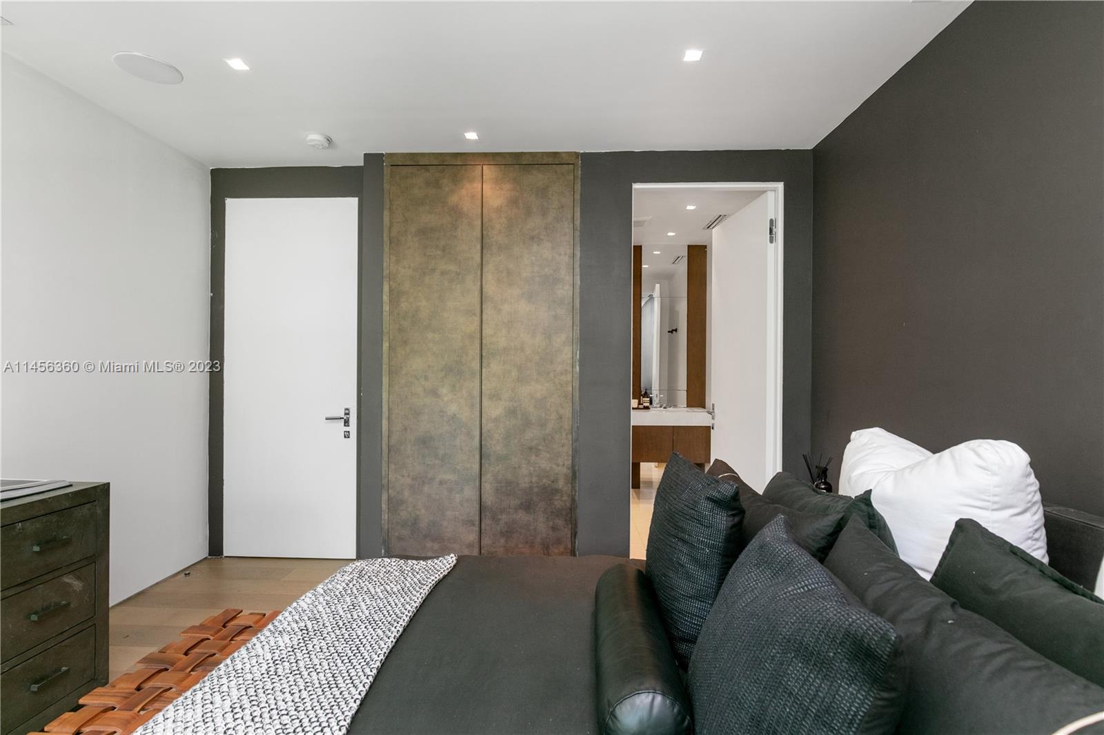 SUNSET ISLANDS-ISLAND NO 1 - Residential