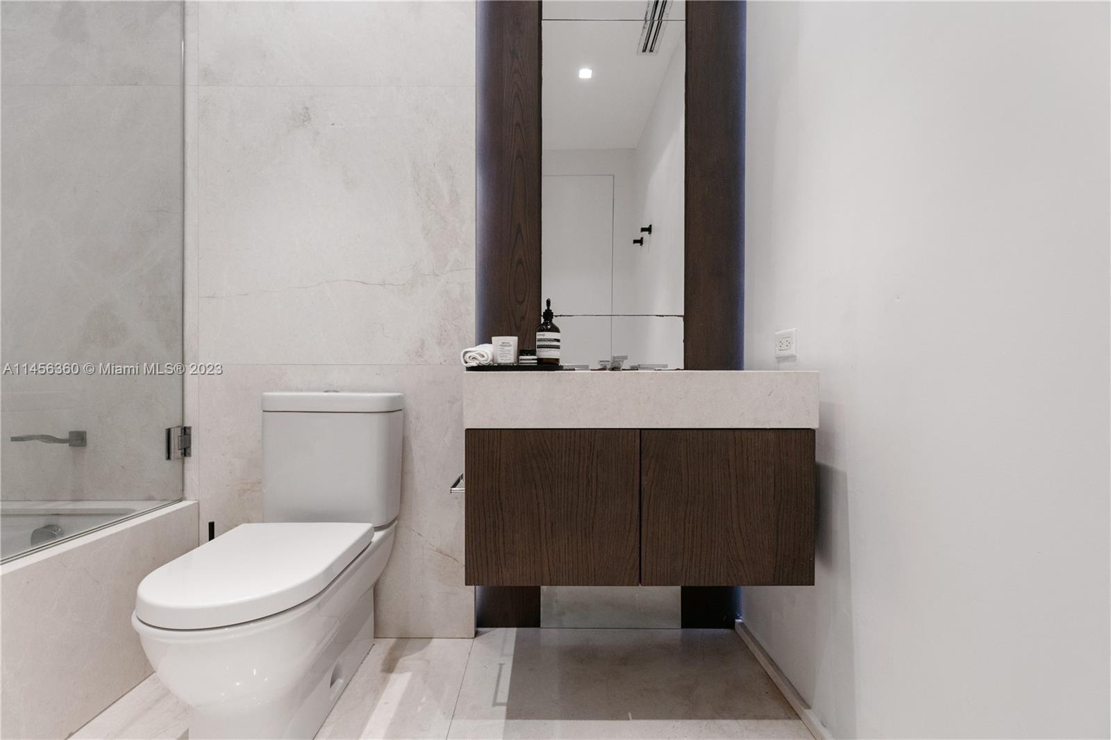 SUNSET ISLANDS-ISLAND NO 1 - Residential