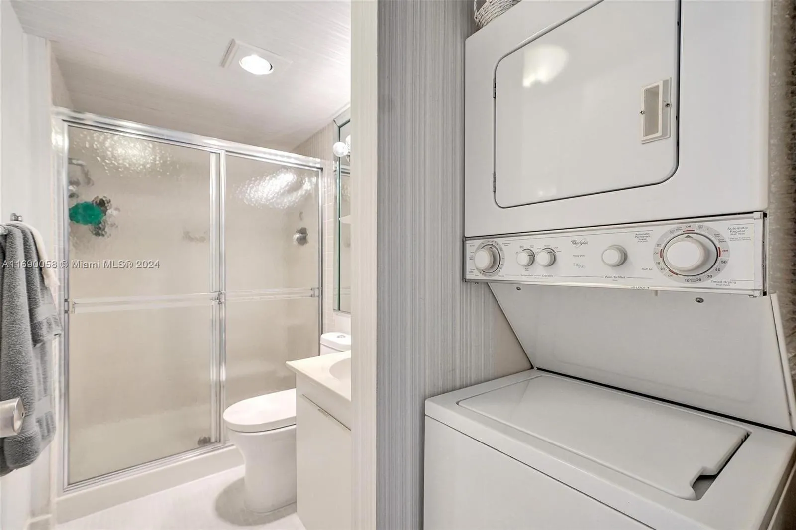 Aventura, Florida 33180, United States, 3 Bedrooms Bedrooms, ,3 BathroomsBathrooms,Residential,Active,33623