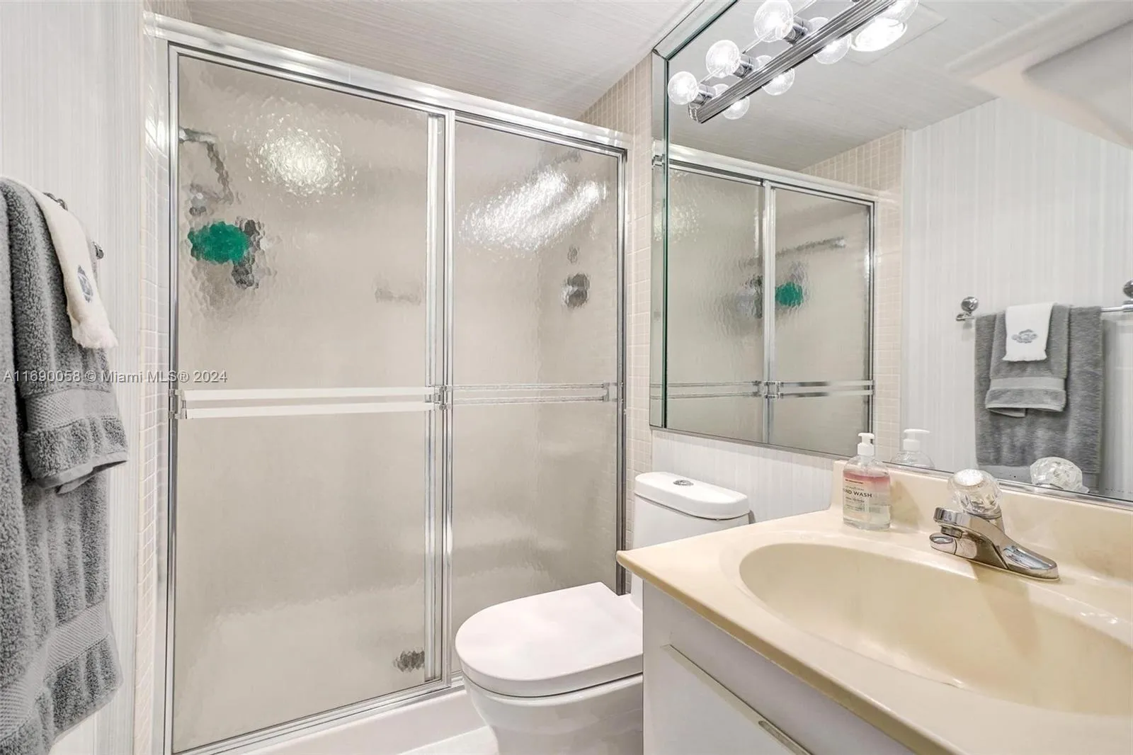 Aventura, Florida 33180, United States, 3 Bedrooms Bedrooms, ,3 BathroomsBathrooms,Residential,Active,33623