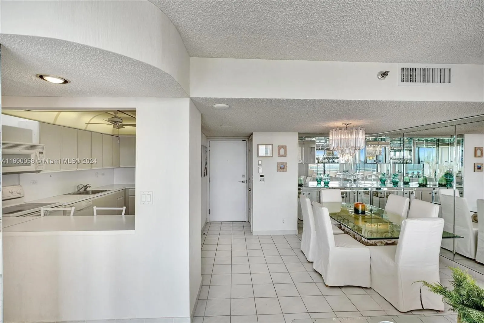 Aventura, Florida 33180, United States, 3 Bedrooms Bedrooms, ,3 BathroomsBathrooms,Residential,Active,33623