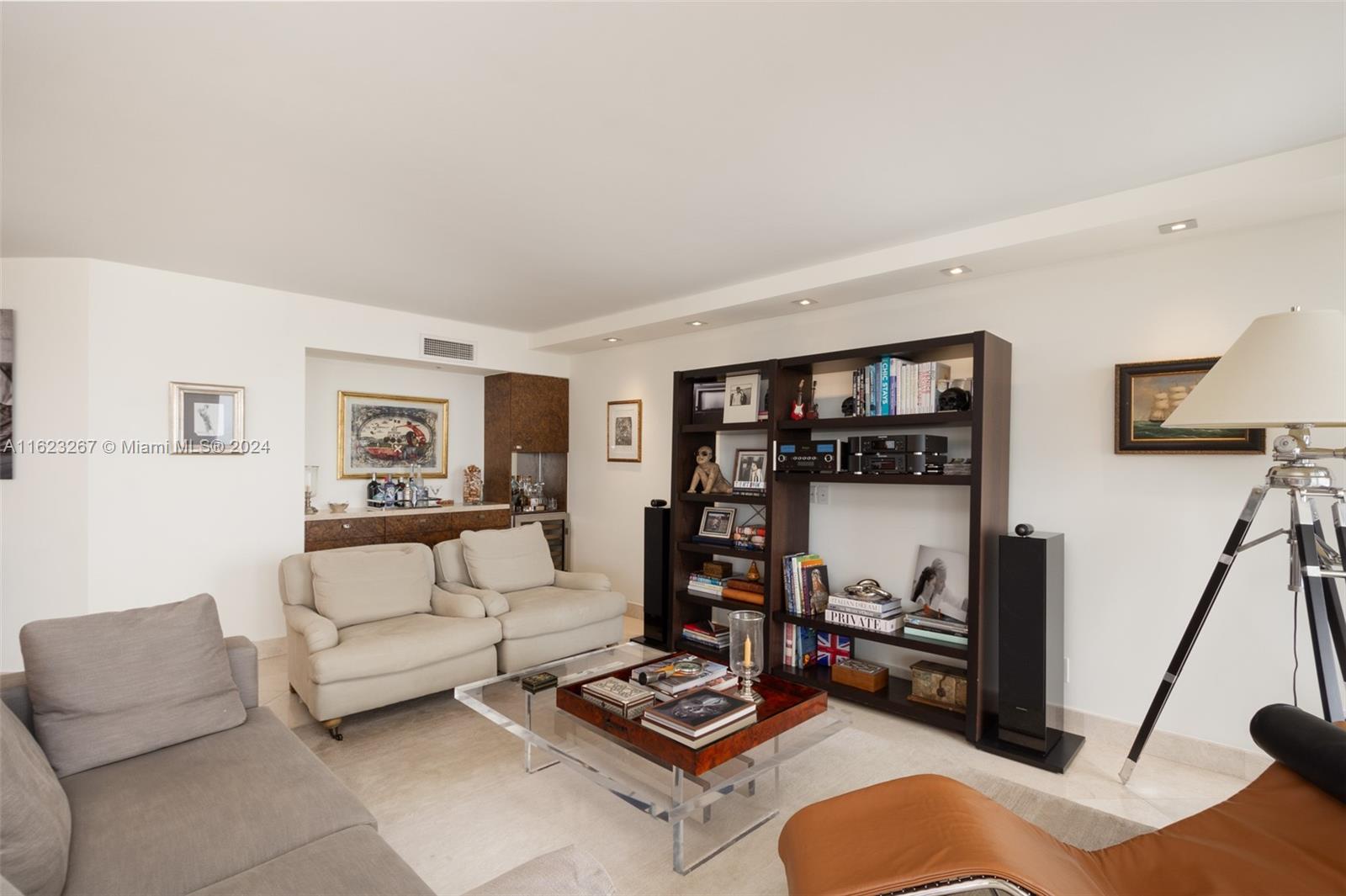 Williams Island - Residential