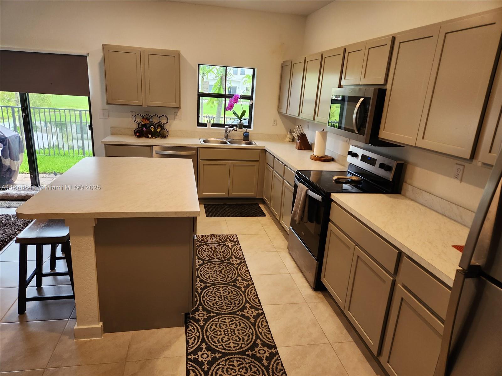 Don't miss the opportunity to live 10 minutes from the beach! In a spacious, comfortable, and furnished 3-bedroom, 2.5-bathroom home in Pompano Beach.
Call us for a private tour.