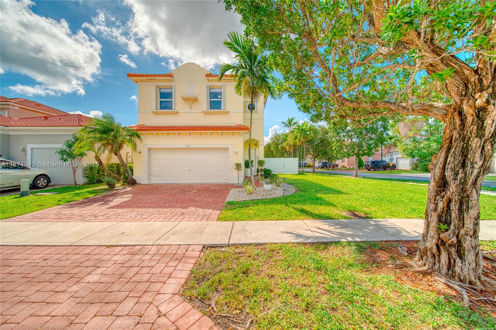INCREDIBLE PROPERTY! TURN KEY! FULLY REMODELED! NEW ROOF! NEW AC! NEW APPLIANCES!! GORGEOUS CORNER LOT! MASTER BEDROOM ON THE FIRST FLOOR! CALL LISTING AGENT FOR DETAILS AND SHOWING ASAP!!