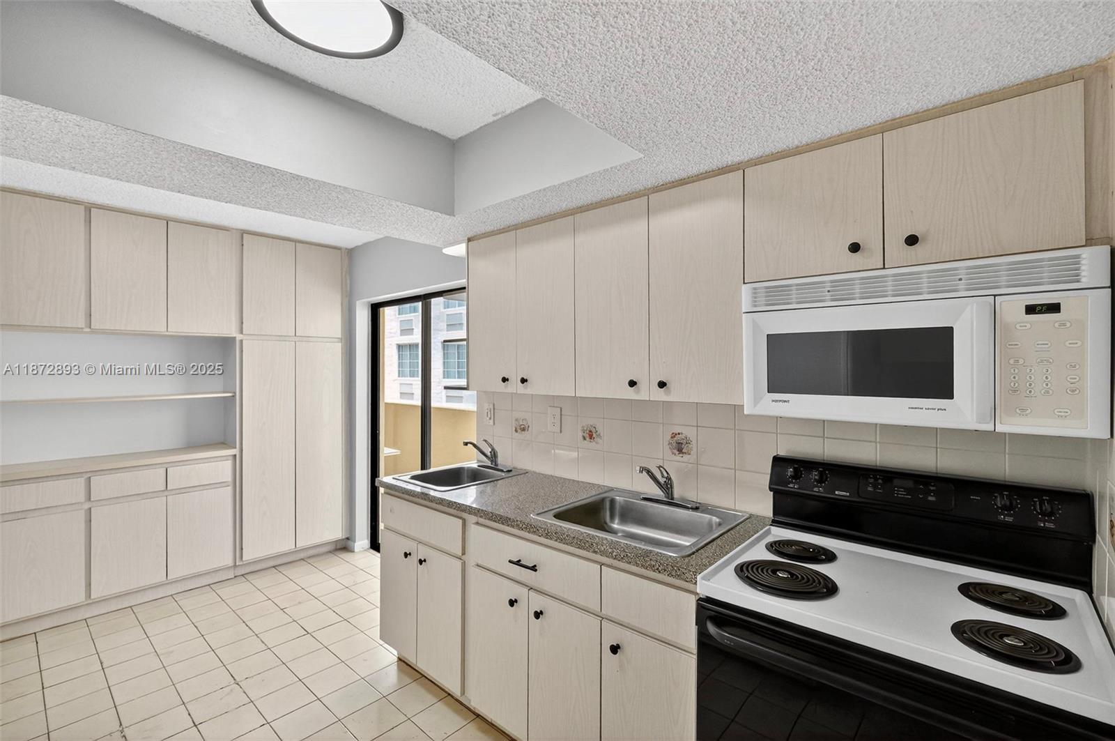 2924 Collins Avenue 501