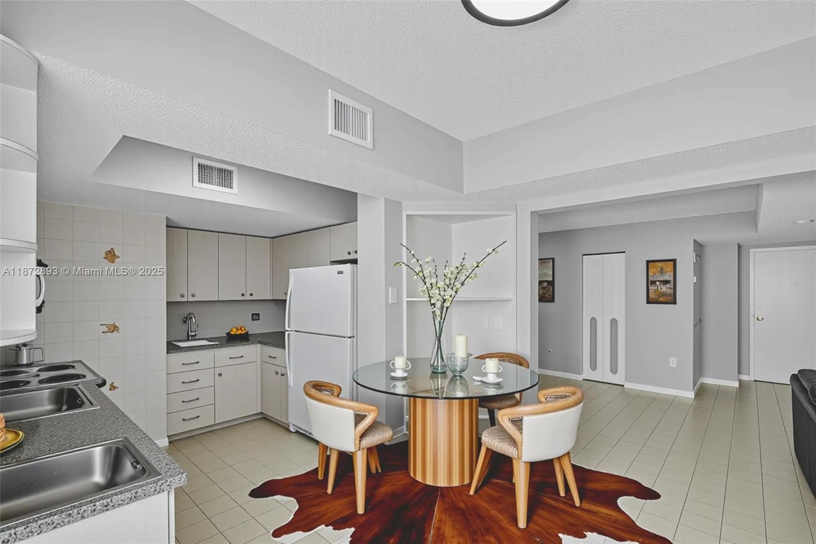 2924 Collins Avenue 501