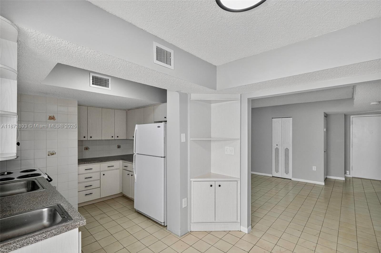 2924 Collins Avenue 501