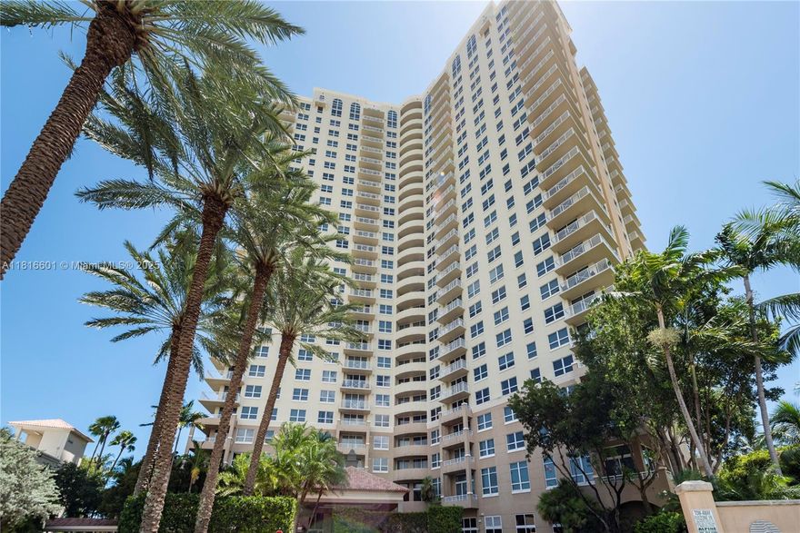 Excellent location in the heart of the City of Aventura, across of Aventura Mall, minutes from the beach. Enjoy a luxury building with 5 stars amenities: pools, spa, gym, sun deck, lounge, child play area, valet and security 24/7, and more. This unit has been updated with brand new appliances.
